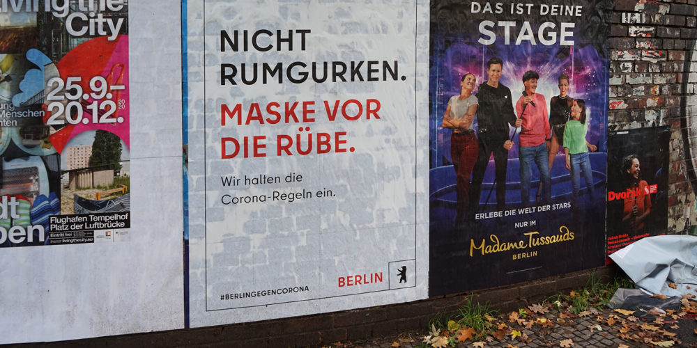Ein Plakat, Das In Berlin Zum Maskentragen Auffordert