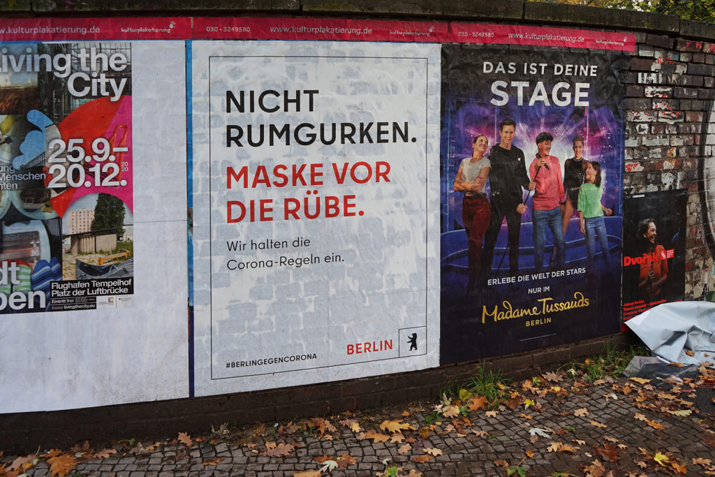 Ein Plakat, das in Berlin zum Maskentragen auffordert