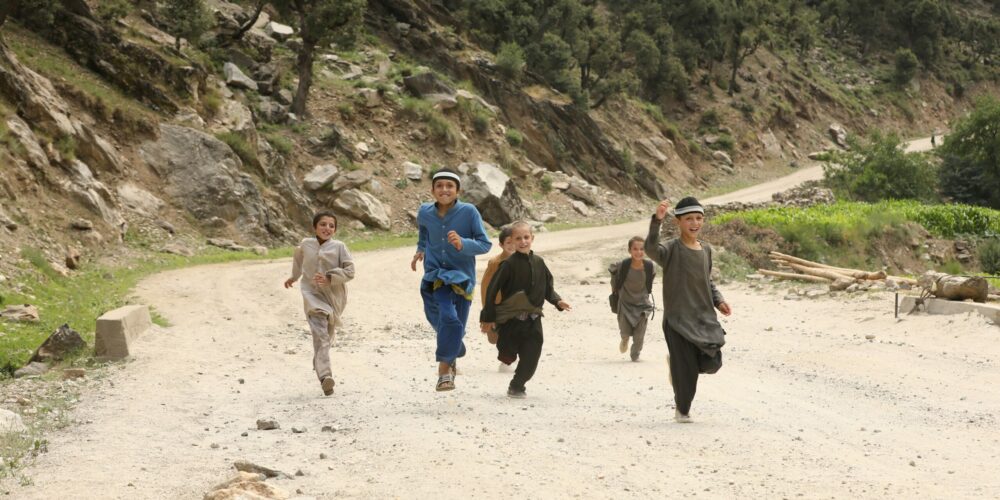 Afghanische Jungen Laufen Eine Straße Entlang